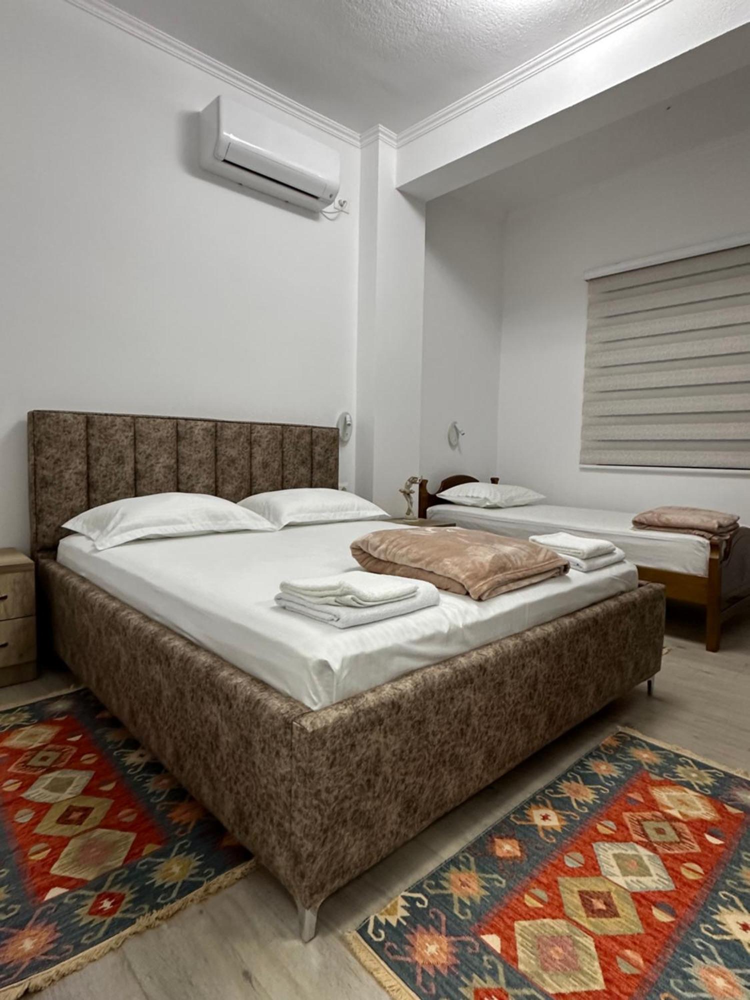 Lola's Hotel