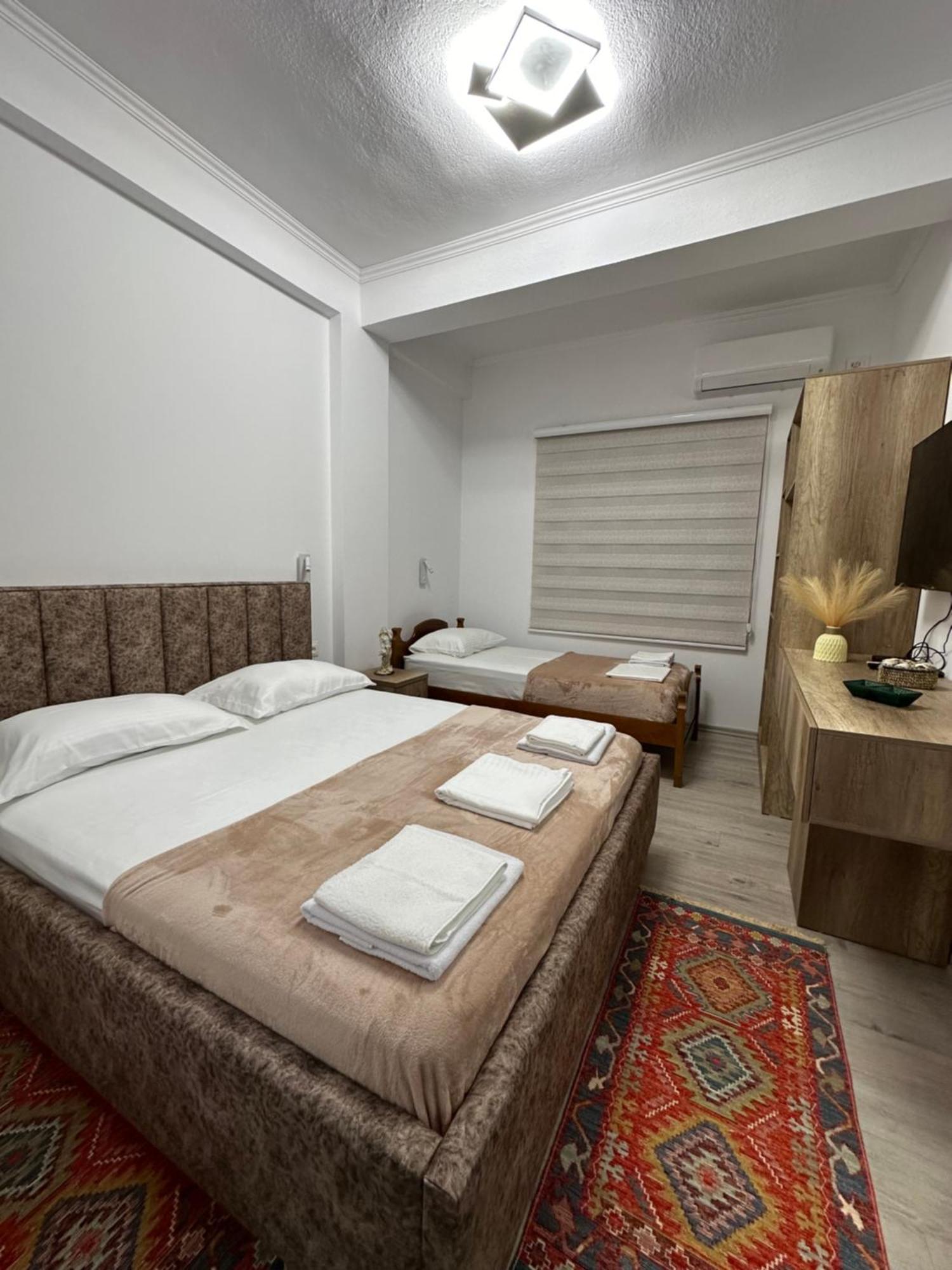 Lola's Hotel