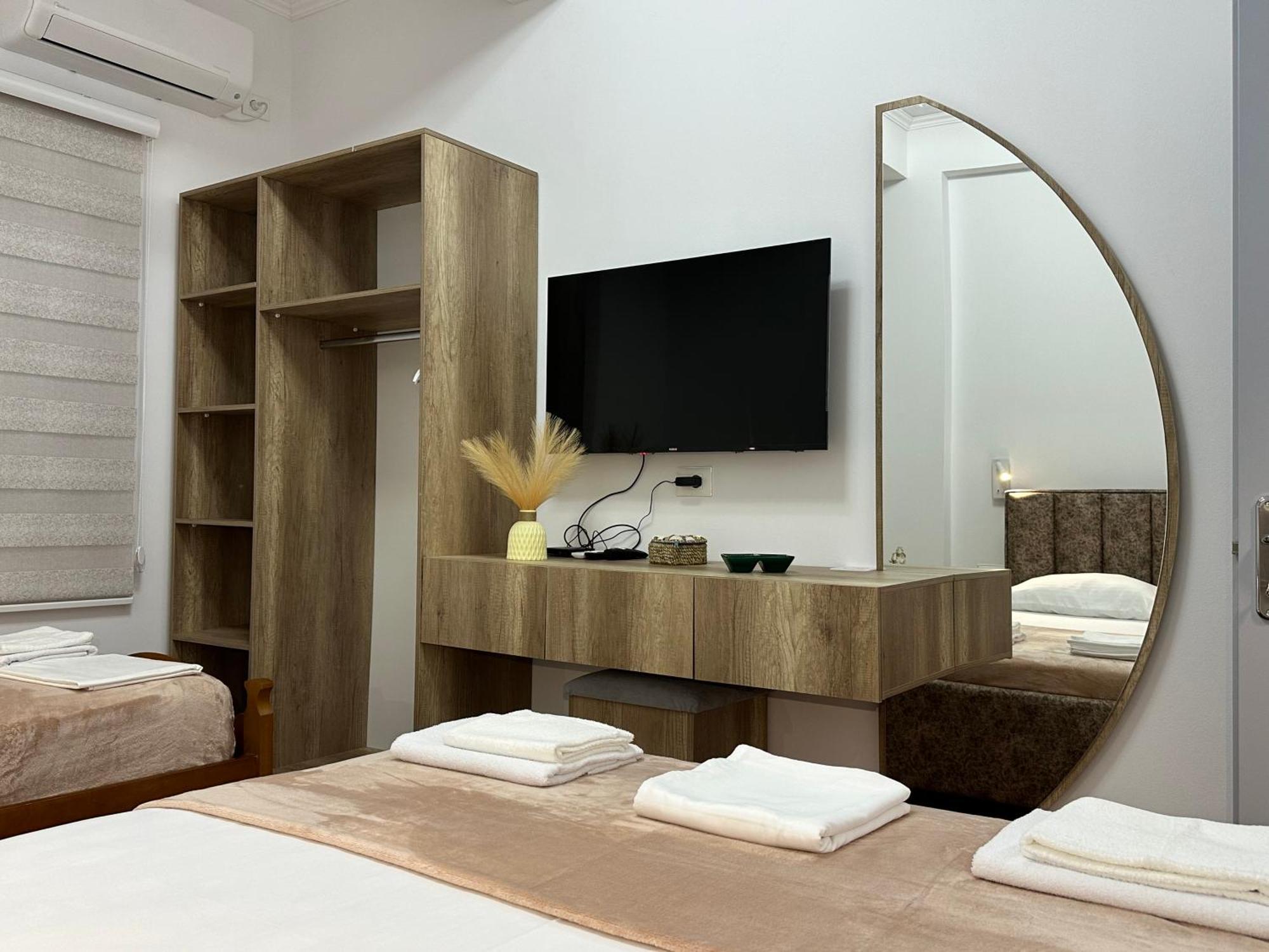 Lola's Hotel