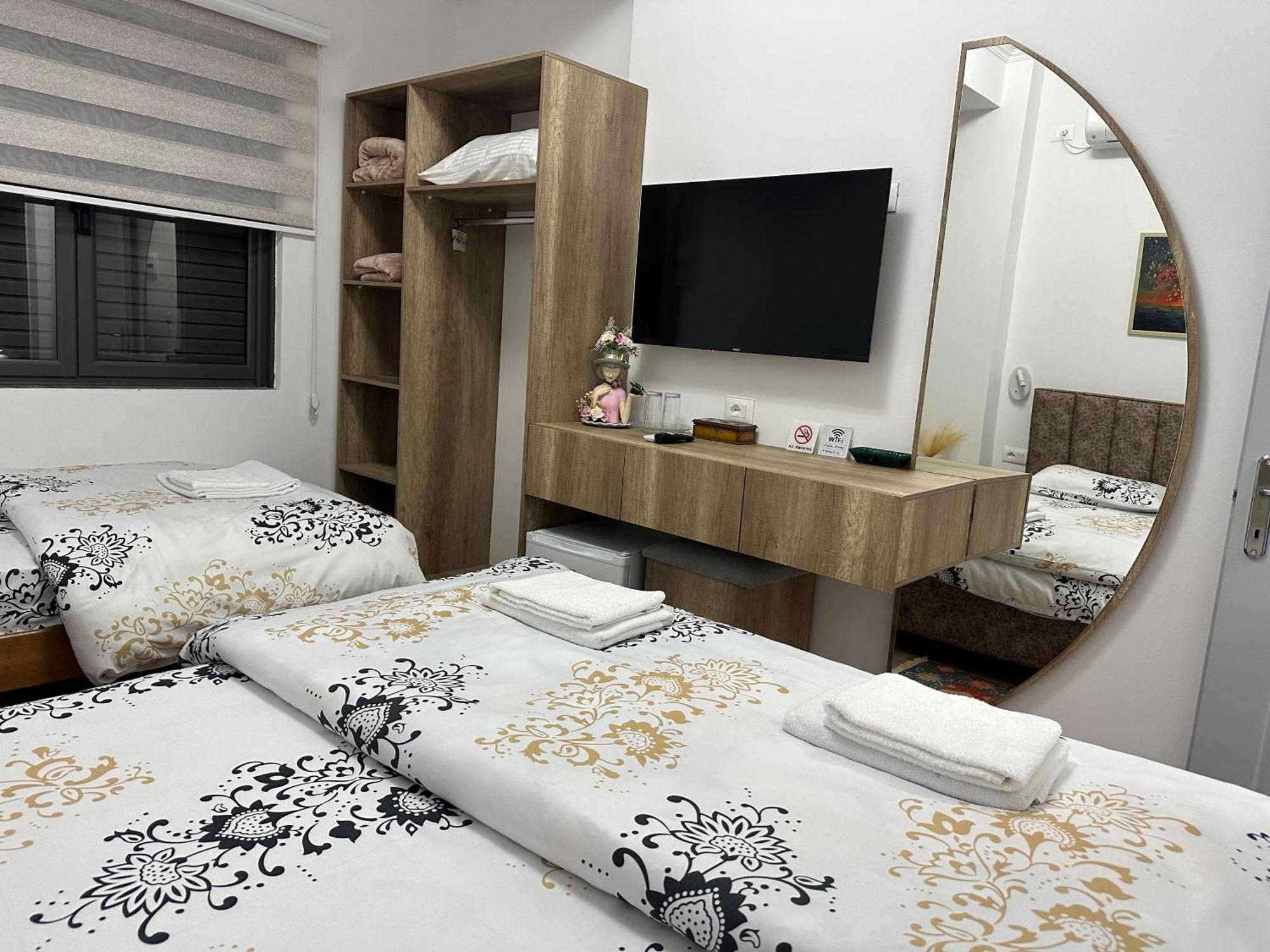 Lola's Hotel *